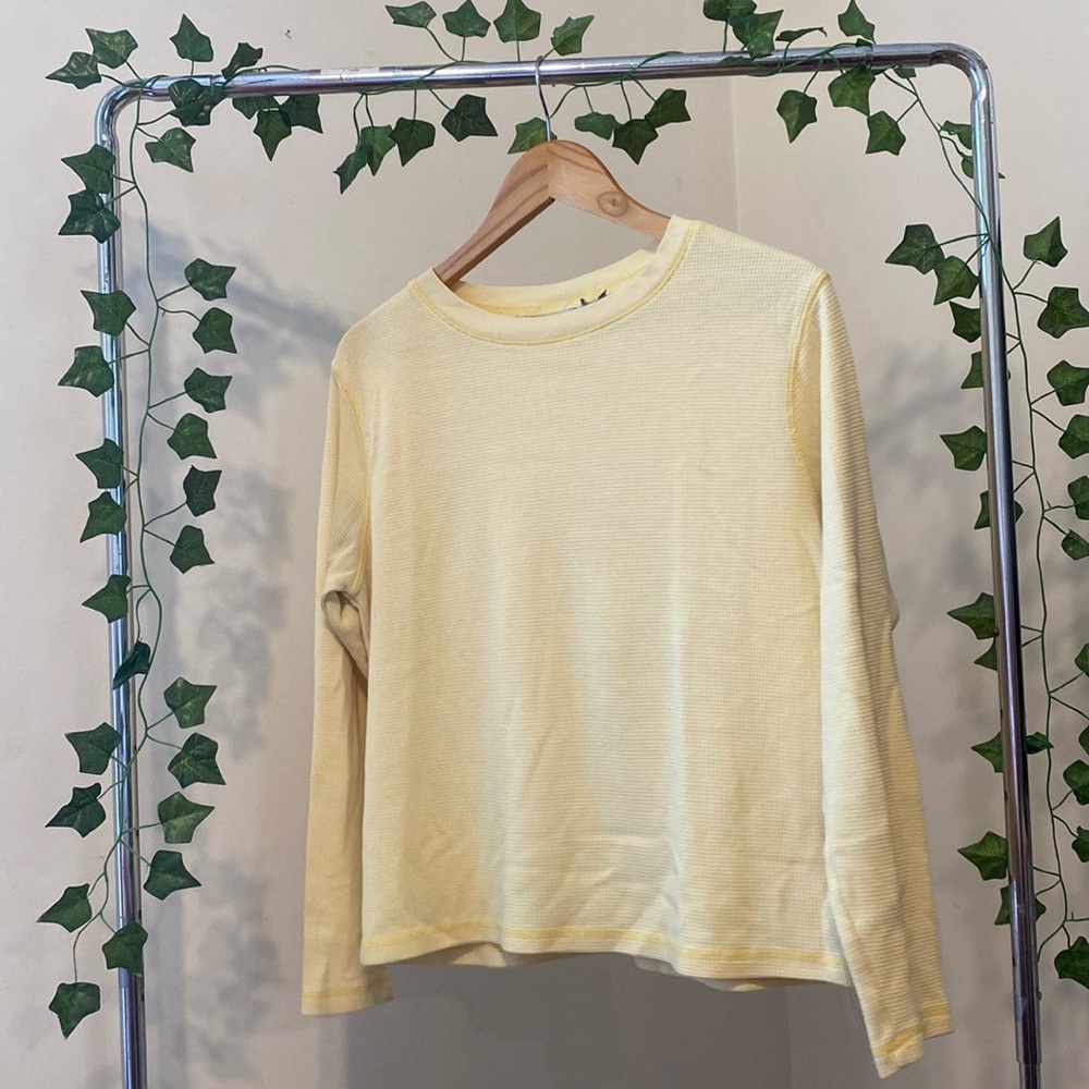 Women’s Medium Pale yellow long sleeve waffle textured shirt